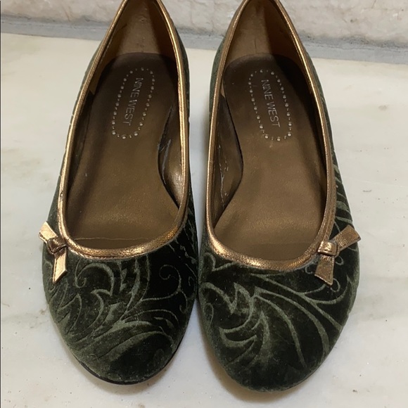 NINE WEST Army Green Velour Kitten Heel - Picture 2 of 6